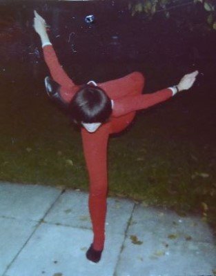 Bea mit Bein hinter dem Kopf (Andere).JPG