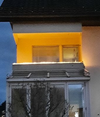 Die Kerzchen von der Strasse aus gesehen _ leider sieht man die Farben nicht.jpg