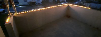 80 bunte Kerzchen erhellen die Kante des Balkons.jpg