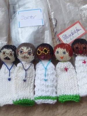 Spitalpersonal Fingerpuppen Ausschnitt (2) (Andere).jpg